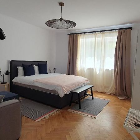 בראשוב The Pines Serviced Apartments מראה חיצוני תמונה
