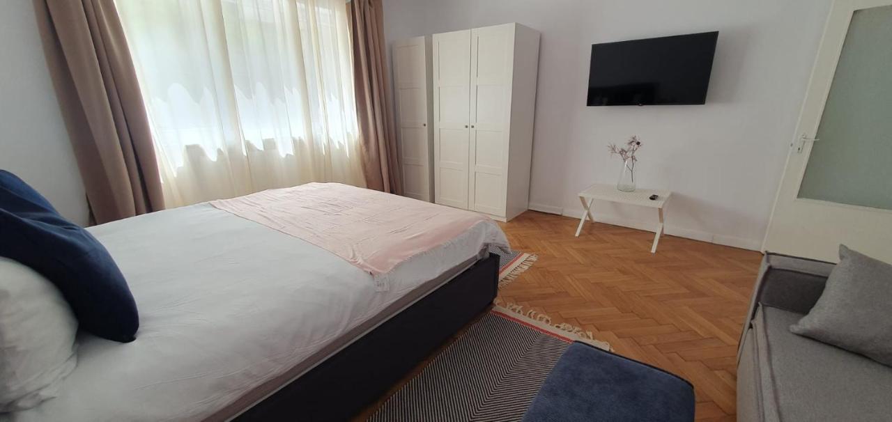 בראשוב The Pines Serviced Apartments מראה חיצוני תמונה