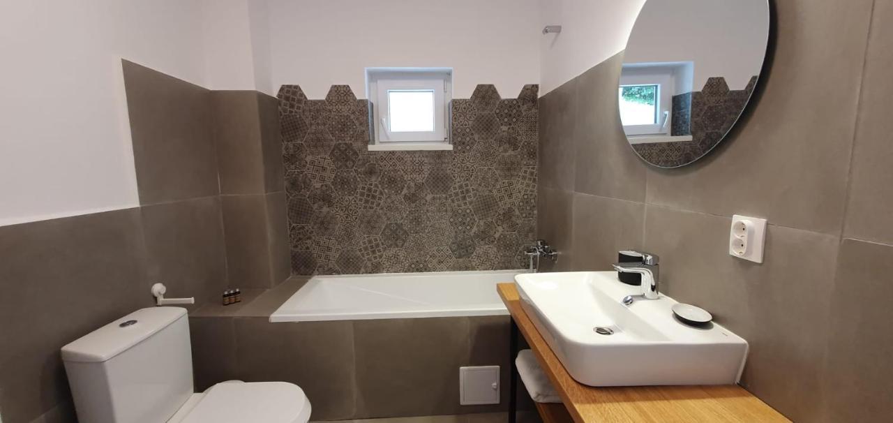 בראשוב The Pines Serviced Apartments מראה חיצוני תמונה