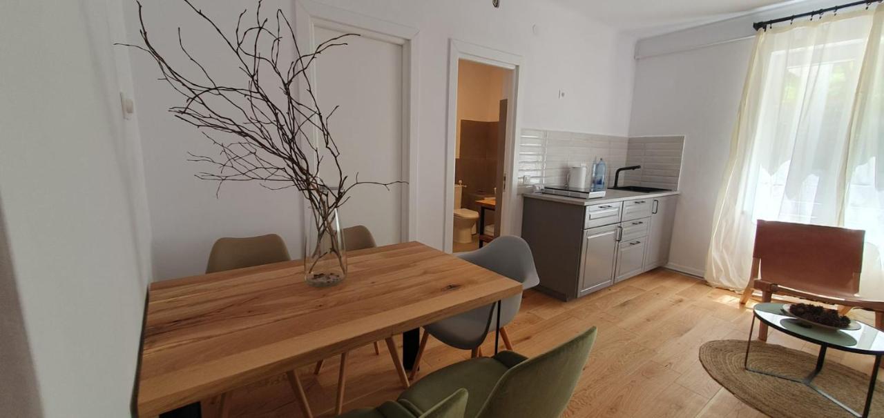בראשוב The Pines Serviced Apartments מראה חיצוני תמונה