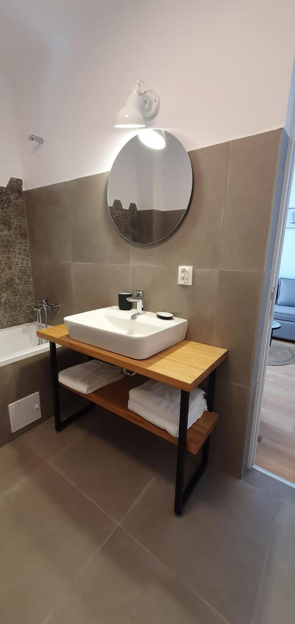 בראשוב The Pines Serviced Apartments מראה חיצוני תמונה